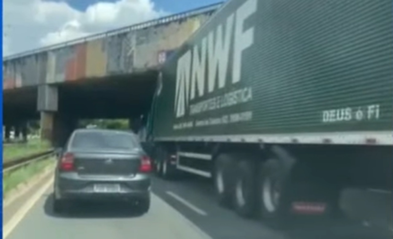 Caminhão entalado em viaduto chama atenção no Goiás