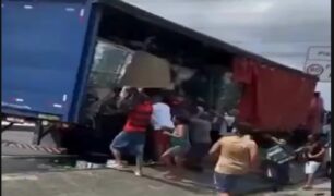 Caminhão que transportava cervejas Heineken é alvo de saqueadores no Rio