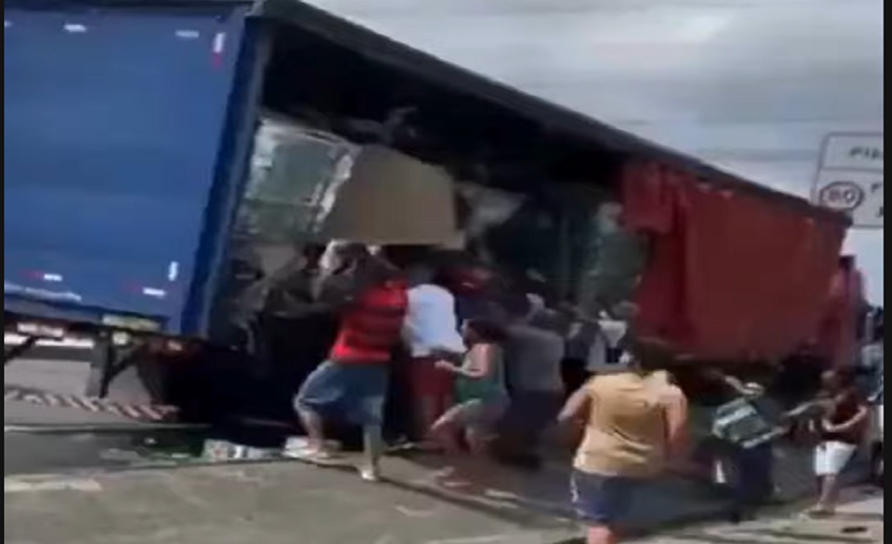 Caminhão que transportava cervejas Heineken é alvo de saqueadores no Rio