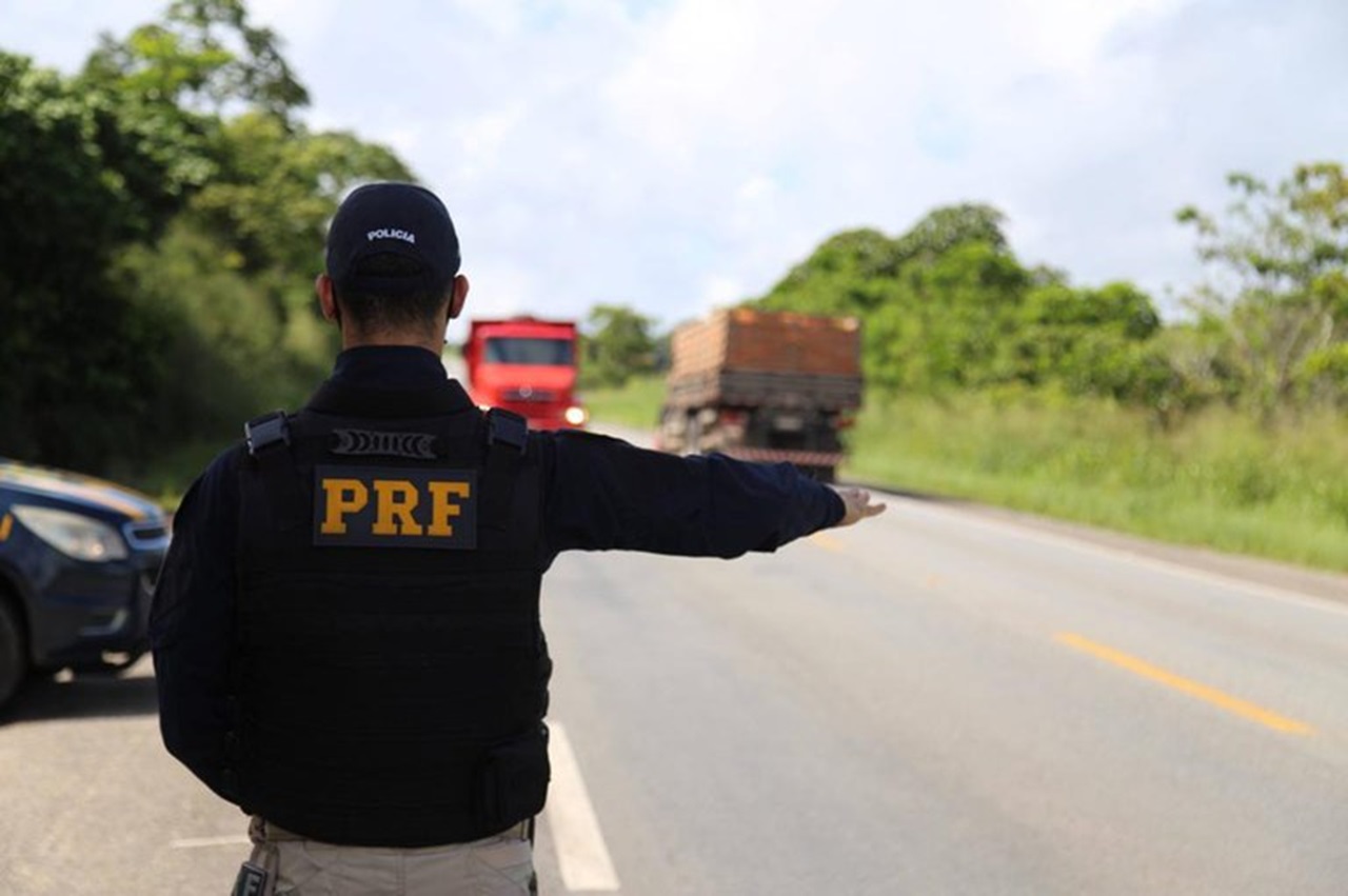 Caminhão sem nota fiscal é interceptado por policiais rodoviários federais na BR-110