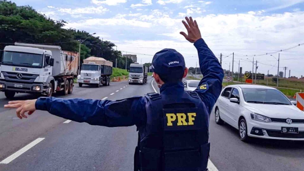 Caminhoneiro é abordado em fiscalização e PRF  descobre mandado de prisão