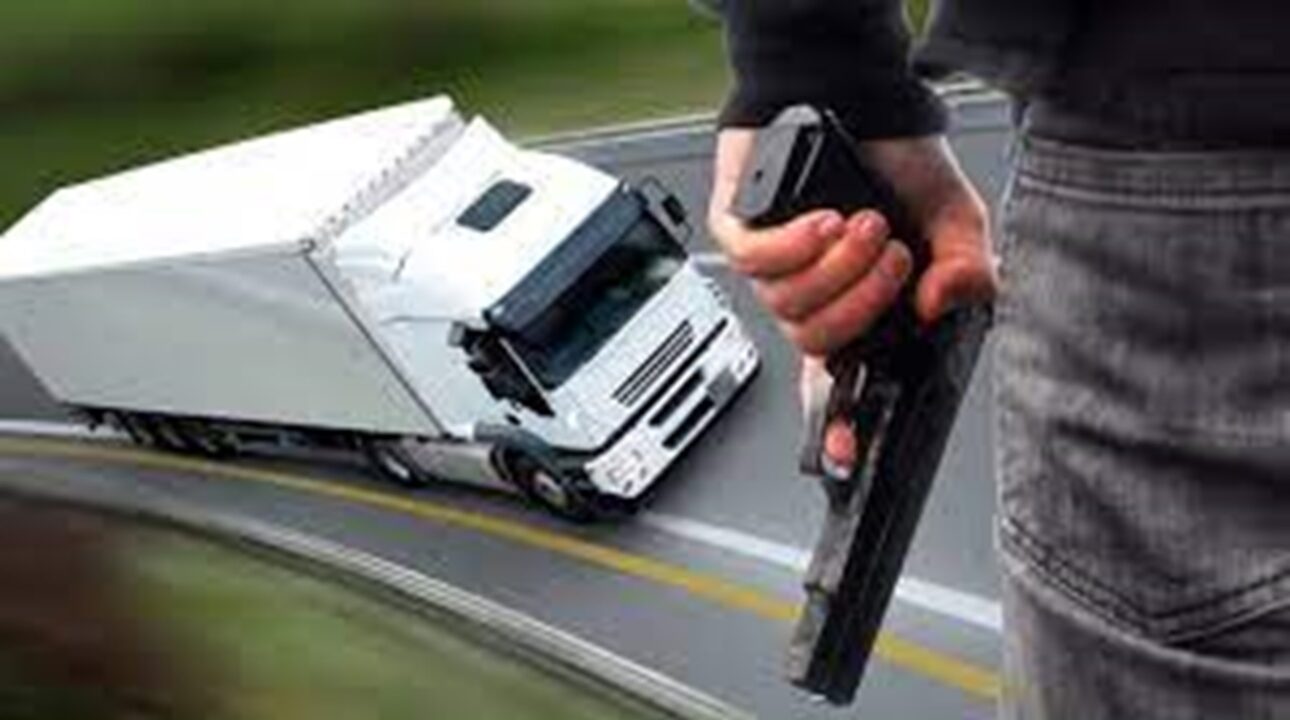 No Brasil assaltantes são vitimas dos caminhoneiros.