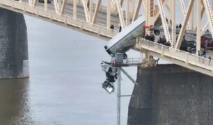 Caminhoneiro fica pendurado em ponte no Kentucky,  EUA