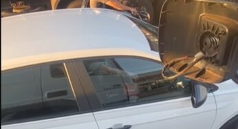 Caminhoneiro flagra motorista assistindo vídeo enquanto dirige