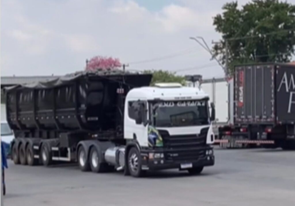 Caminhoneiro inova e transporta abóboras em caminhão-caçamba