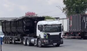Caminhoneiro inova e transporta abóboras em caminhão-caçamba