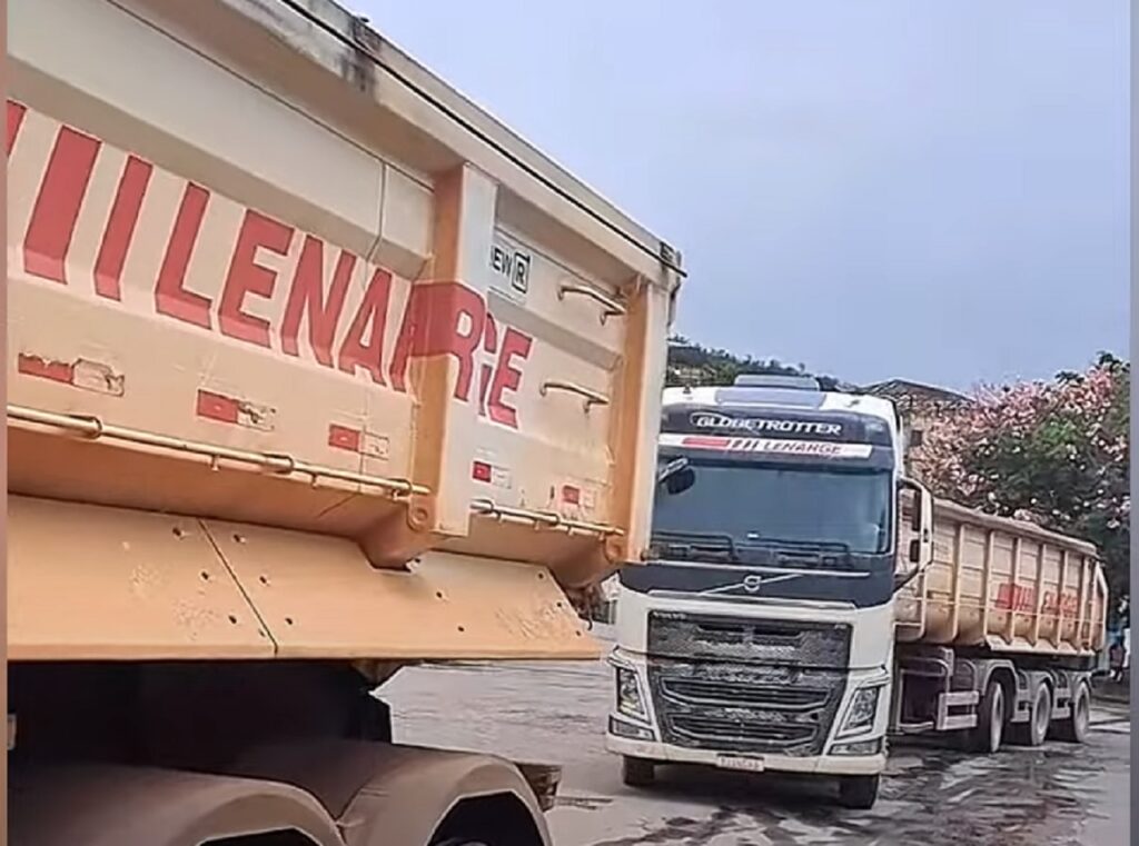Caminhoneiros param em frente a parada de ônibus e são confrontados por passageira