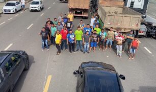 Caminhoneiros realizam manifestação em frente ao DNIT pedindo a volta da balança no Amapá