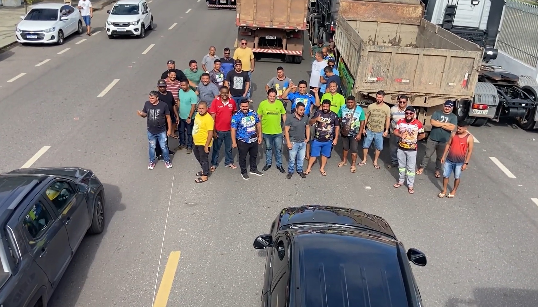 Caminhoneiros realizam manifestação em frente ao DNIT pedindo a volta da balança no Amapá