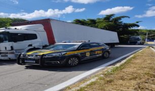 Caminhoneiros são presos por direção perigosa em Minas Gerais