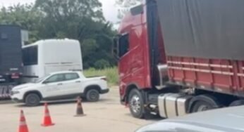 Carreta com excesso de peso quebra balança e tomba, esmagando veículo da fiscalização