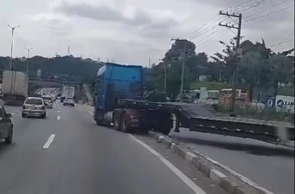 Carreta de 25 metros faz manobra perigosa na Rodovia Raposo Tavares