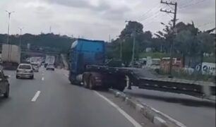 Carreta de 25 metros faz manobra perigosa na Rodovia Raposo Tavares