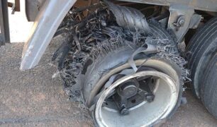 Carreta desalinhada provoca estouro de pneus