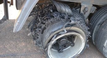 Carreta desalinhada provoca estouro de pneus