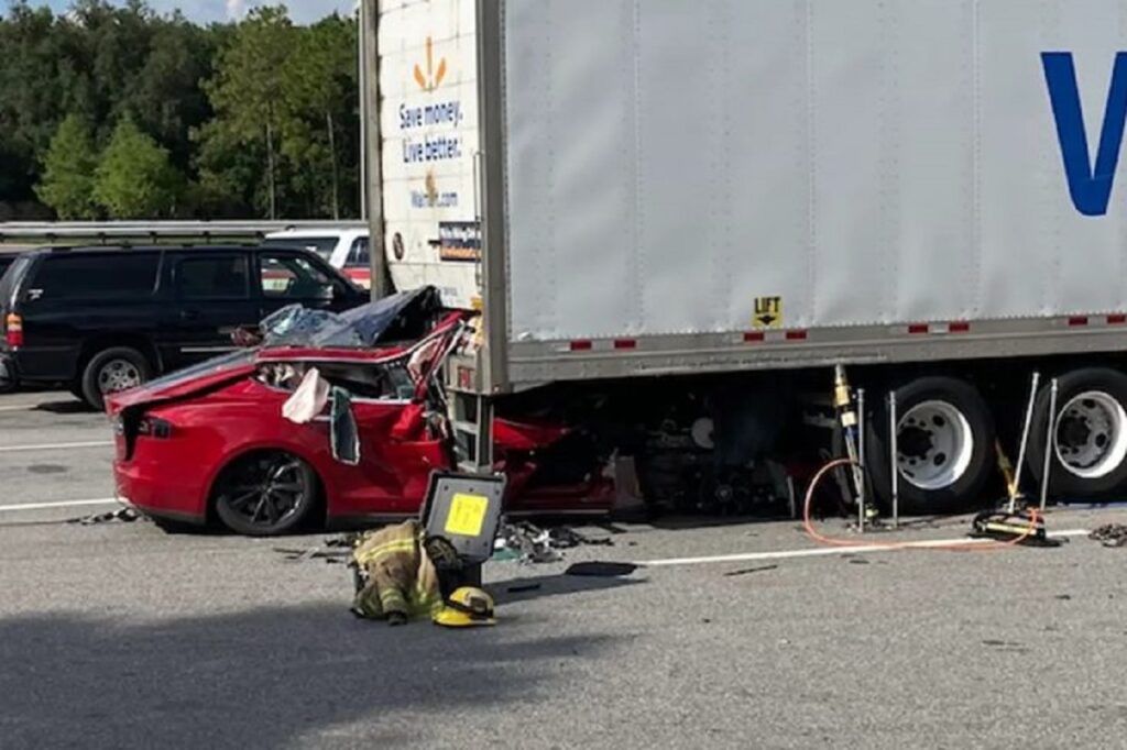 Carro elétrico provoca acidente com caminhão nos EUA