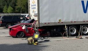 Carro elétrico provoca acidente com caminhão nos EUA