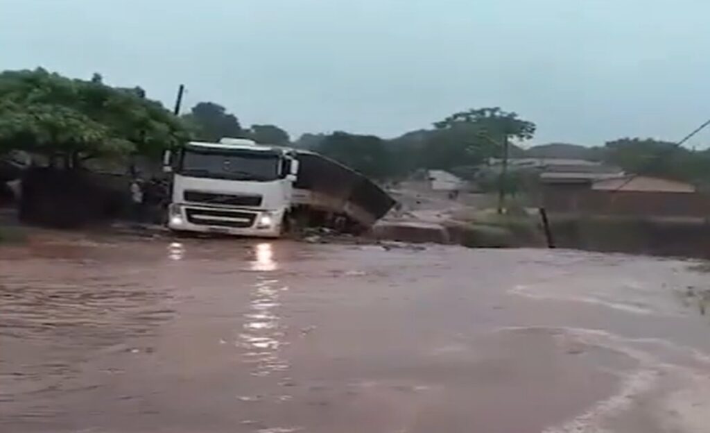 Chuvas intensas causam estragos e cratera engole carreta no Paraná