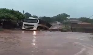 Chuvas intensas causam estragos e cratera engole carreta no Paraná