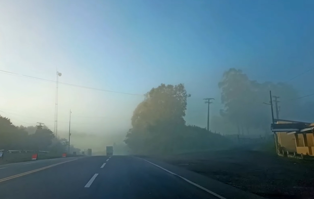 Como dirigir em uma rodovia com neblina