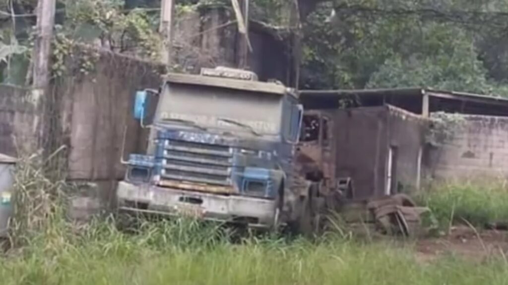 Confira caminhões que foram abandonados no tempo