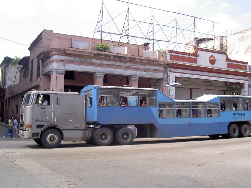 Conheça os camelos de Cuba, os ônibus rodoviários do passado