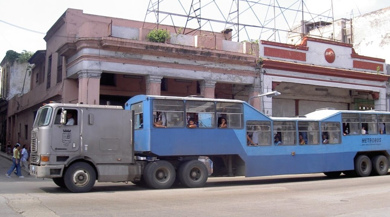 Conheça os camelos de Cuba, os ônibus rodoviários do passado