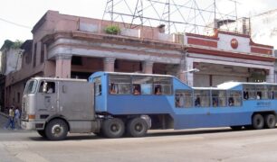 Conheça os camelos de Cuba, os ônibus rodoviários do passado
