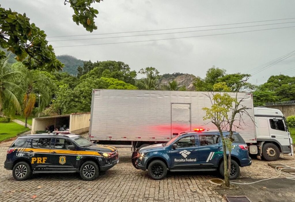 Em ação conjunta com a polícia federal, PRF apreende mais de 5 milhões de cigarros contrabandeados