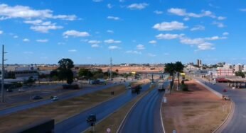 Acidente na PR-445: Caminhão tomba e caminhoneiro sobrevive