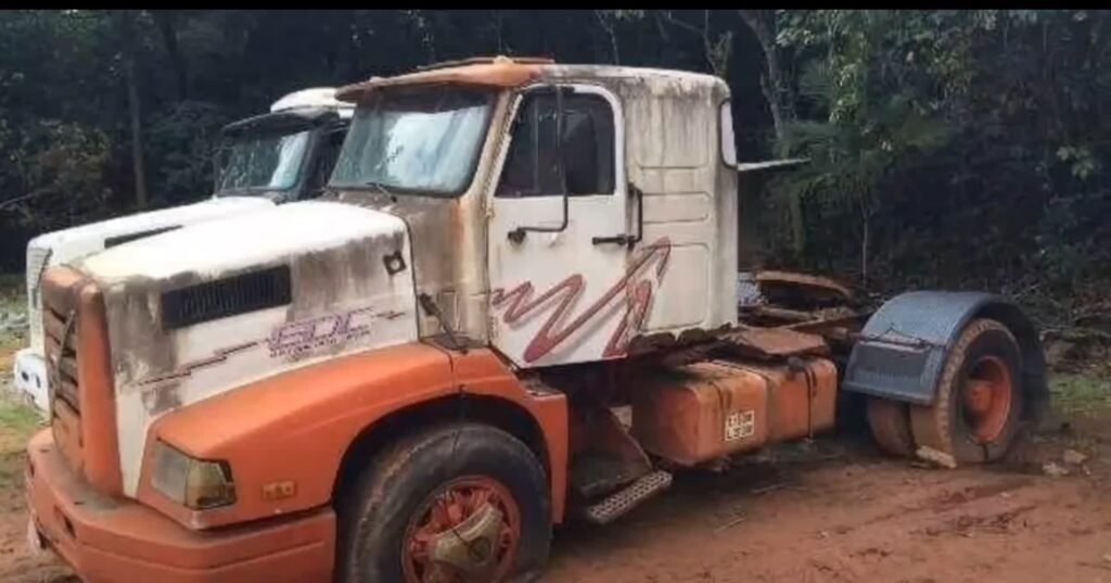 Gigantes adormecidos: a melancolia dos caminhões Volvo abandonados