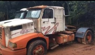 Gigantes adormecidos: a melancolia dos caminhões Volvo abandonados