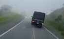 Manobra arriscada: caminhoneiro faz curva em alta velocidade