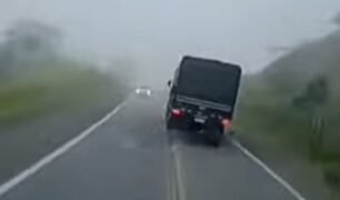 Manobra arriscada: caminhoneiro faz curva em alta velocidade