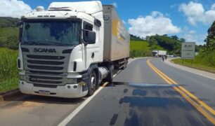 Motorista abandona veículo após acidente com caminhão na Bahia