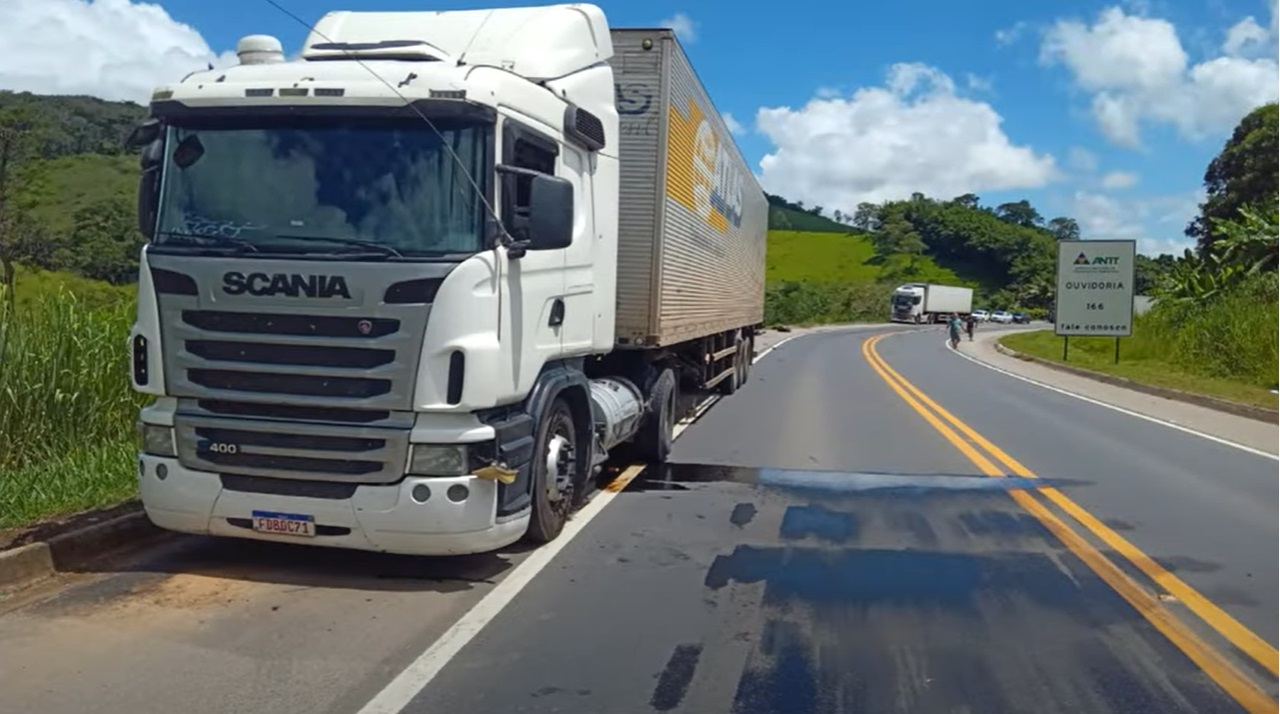 Motorista abandona veículo após acidente com caminhão na Bahia