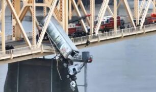 Motorista de caminhonete é acusado por acidente que resultou em caminhoneiro pendurado na ponte