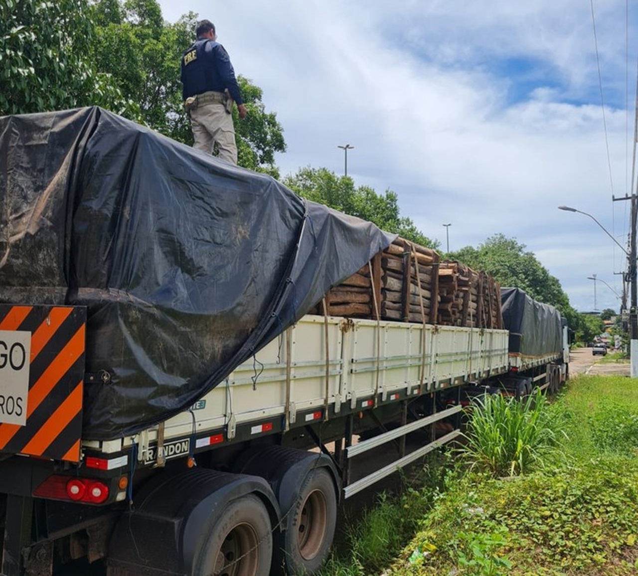PRF apreende carregamento ilegal de madeira em Marabá, Pará