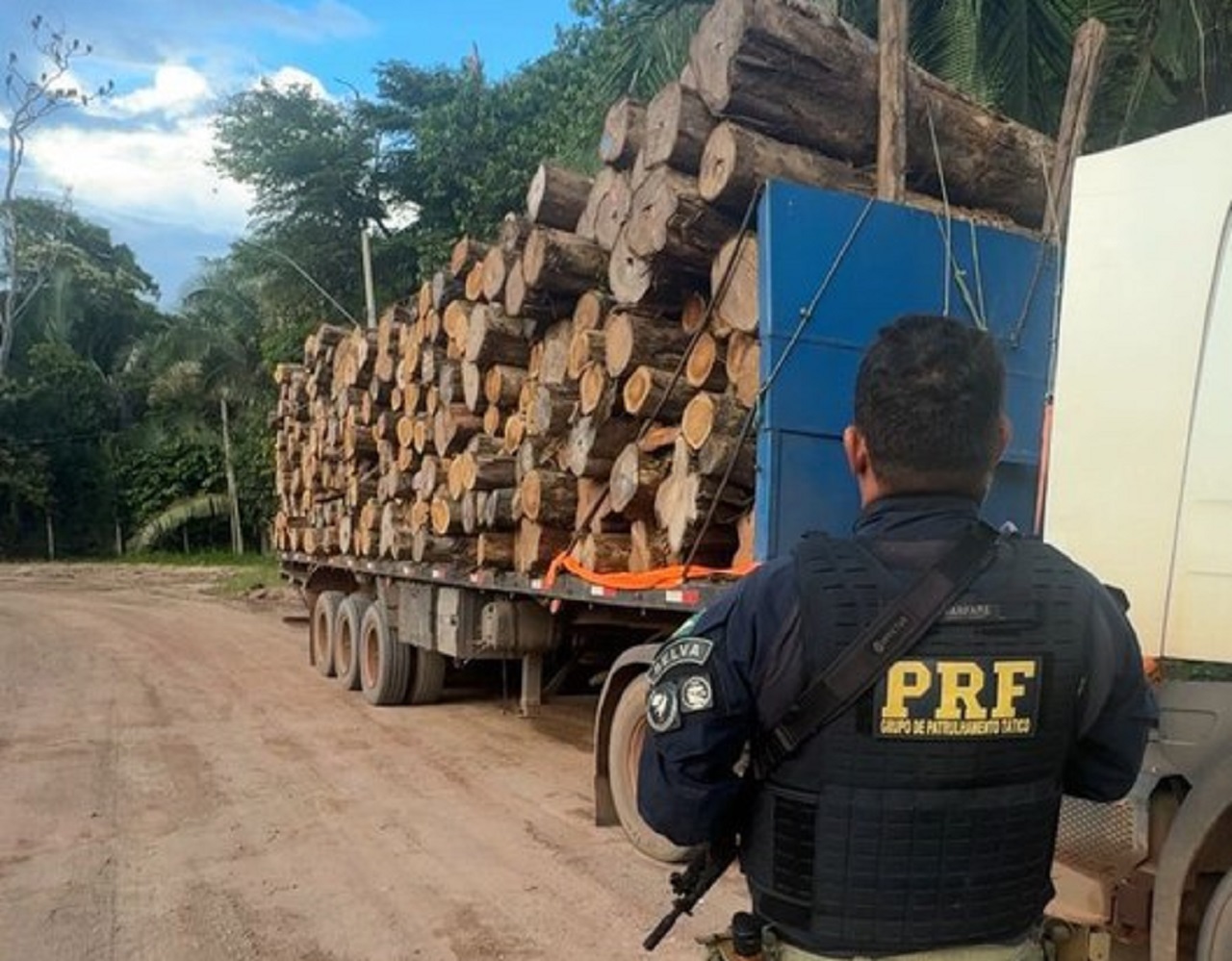 PRF apreende duas cargas de madeira ilegal em um único dia no Pará