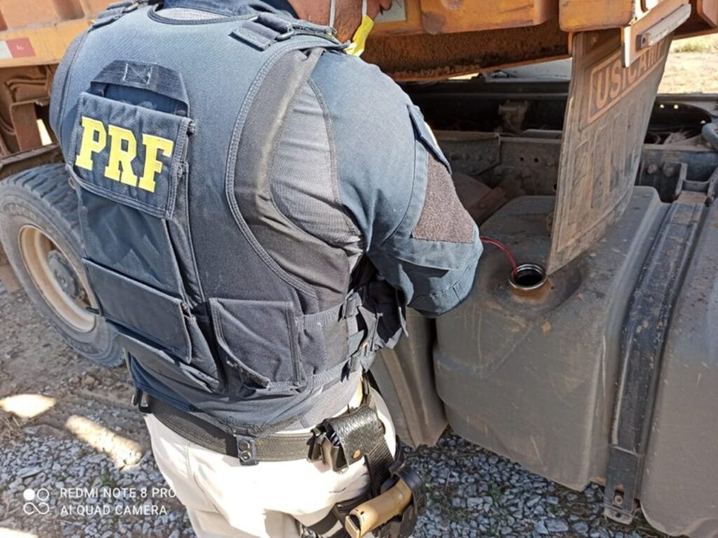 PRF autua dois caminhões por poluição ambiental em Itaberaba, Bahia