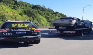 PRF prende motorista e recupera caminhão roubado