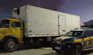 PRF recupera caminhão, roubado na Bahia, abandonado em rodovia