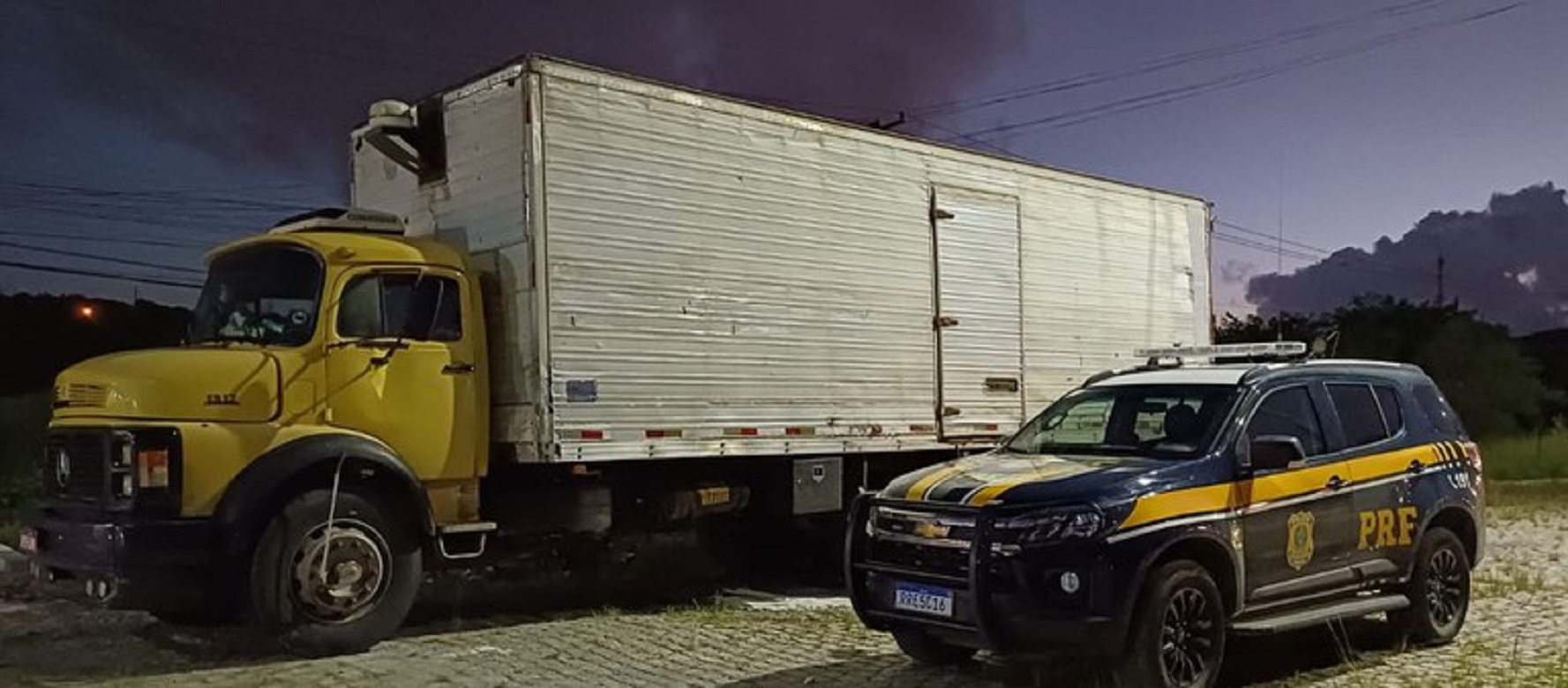 PRF recupera caminhão, roubado na Bahia, abandonado em rodovia