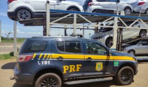 PRF recupera em caminhão cegonha,  veículo roubado