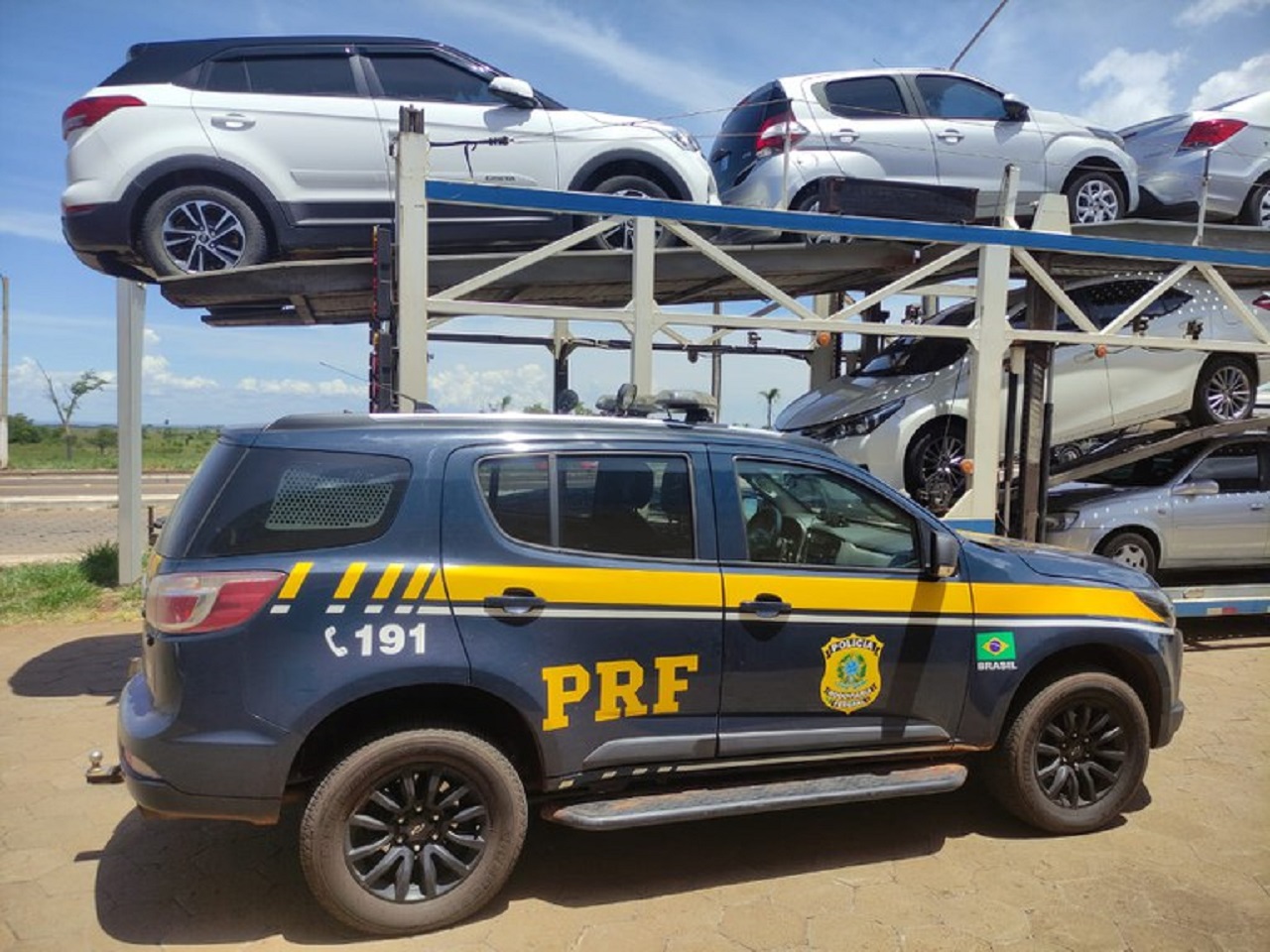 PRF recupera em caminhão cegonha,  veículo roubado