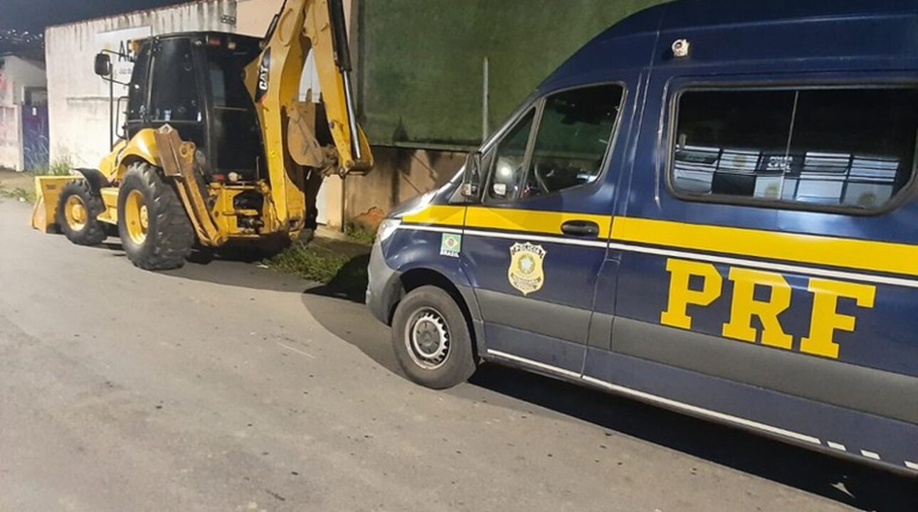 Polícia Rodoviária Federal recupera retroescavadeira avaliada em mais de R$ 200 mil