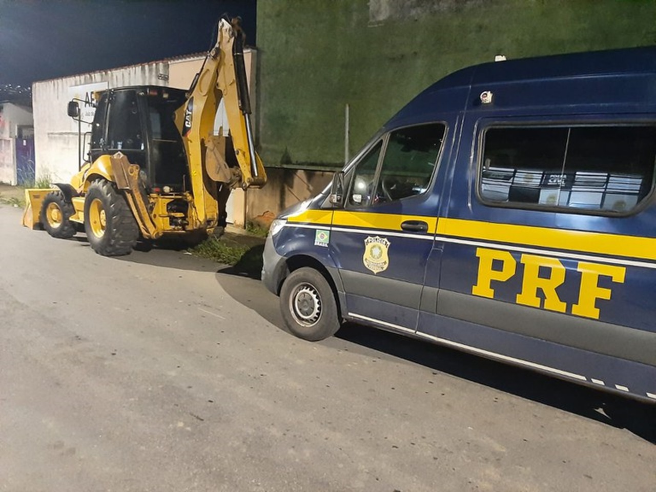 Polícia Rodoviária Federal recupera retroescavadeira avaliada em mais de R$ 200 mil