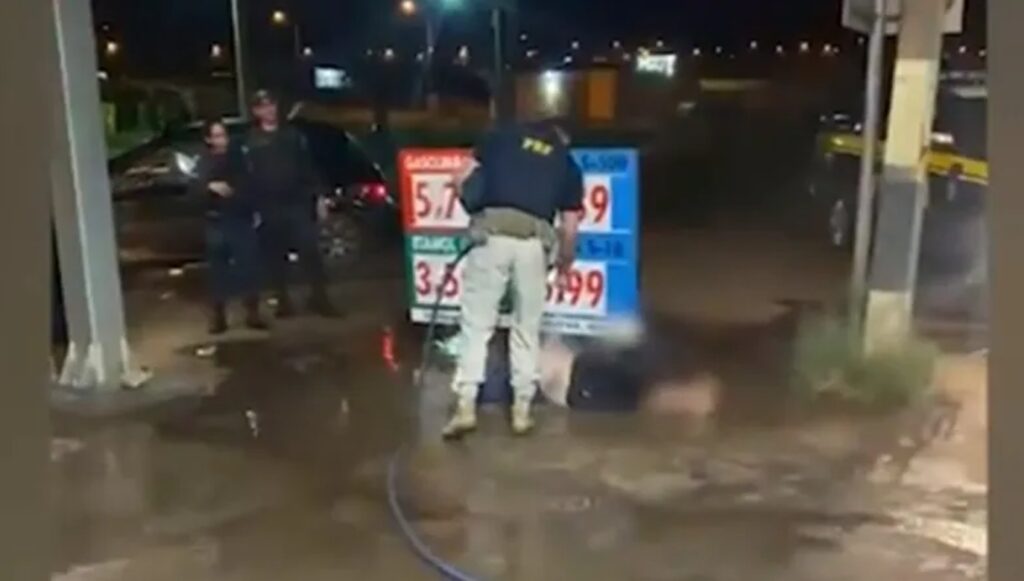 Policial rodoviário federal é flagrado dando banho de mangueira em motorista embriagado