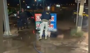 Policial rodoviário federal é flagrado dando banho de mangueira em motorista embriagado