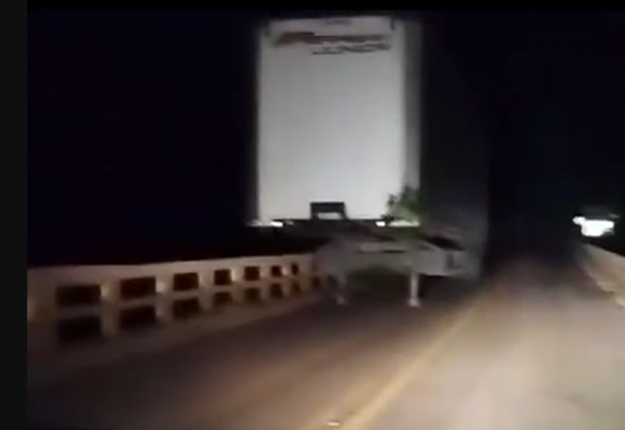 Semirreboque abandonado em ponte da BR-265 causa preocupação entre motoristas